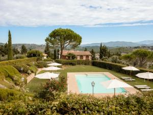 サン・カシャーノ・イン・ヴァル・ディ・ペーザにあるSuite Luce at Villa Santa Lucia Nuovaの傘付きの家のイメージ