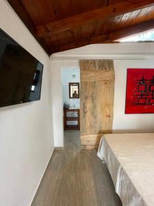 a bedroom with a bed and a flat screen tv at La comarca 1 in Villa Gesell