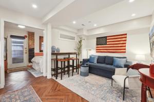 Χώρος καθιστικού στο NEW Family-Friendly Capitol Hill Home with Free Parking & Close Metro Access