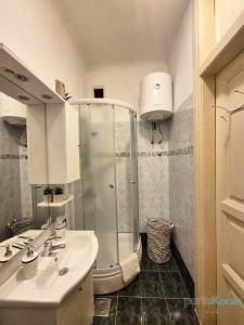 リエカにあるPortaKorzo Center Apartmentのシャワーと洗面台付きのバスルーム