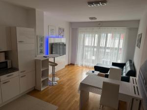 een keuken en woonkamer met een bank en een tafel bij Stars Studio Apartment with Parking in Zagreb