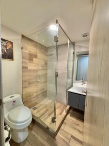 une salle de bains avec douche, toilettes et lavabo dans l'établissement Habitación privada en departamento compartido en el centro de la CDMX, Buenavista cerca de reforma zocalo, à Mexico