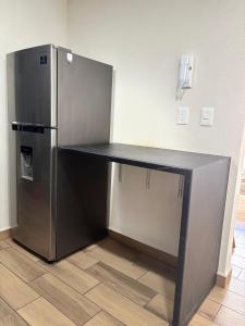 - un bureau à côté d'un réfrigérateur dans l'établissement Habitación privada en departamento compartido en el centro de la CDMX, Buenavista cerca de reforma zocalo, à Mexico