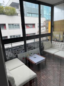 een balkon met banken, een tafel en ramen bij Stars Studio Apartment with Parking in Zagreb