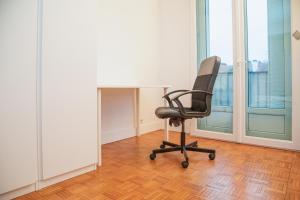 una silla en una oficina con escritorio y ventana en 2 bedrooms 60m2 near RER A, en Joinville-le-Pont
