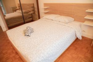 Un dormitorio con una cama blanca con un espejo. en 2 bedrooms 60m2 near RER A, en Joinville-le-Pont
