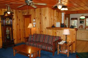 Χώρος καθιστικού στο Black Oak Lodge at The Redwoods