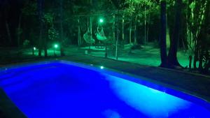 A piscina localizada em Chalés Guigó-Cumuruxatiba, sossego e privacidade ou nos arredores