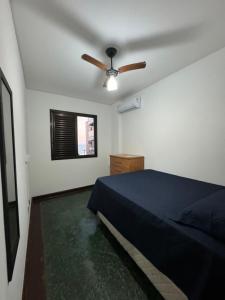 a bedroom with a bed and a ceiling fan at Ap 3 quartos praia grande vista pro mar área nobre in Ubatuba