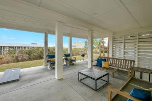un porche cubierto con vistas al océano en Feels Like Home at The Osprey, en Orange Beach
