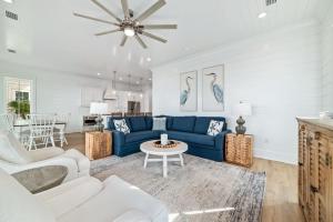 Una sala de estar con un sofá azul y una mesa. en Feels Like Home at The Osprey, en Orange Beach 72 fotos más