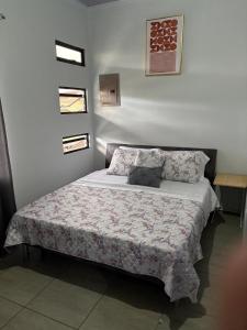 a bedroom with a bed with a white bedspread at Schultz Apartamento in Alajuela