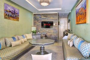 TV a/nebo společenská místnost v ubytování Appartement de luxe sur agadir bay