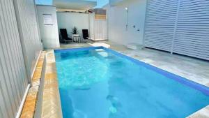 una gran piscina con agua azul en Boronia Beach House One, en Sawtell
