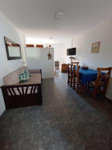 Depto España Mdq في مار ديل بلاتا: غرفة معيشة بها أريكة وطاولة