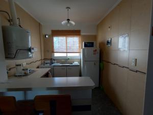 Depto España Mdq في مار ديل بلاتا: مطبخ مع ثلاجة بيضاء ومغسلة +4 صور