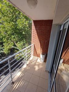 Depto España Mdq في مار ديل بلاتا: شرفة منزل مع سور