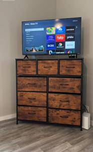 un televisor en la parte superior de un tocador con cajones en Hidden Gem at Columbia, en Shreveport