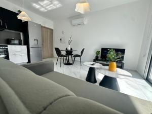 Χώρος καθιστικού στο New 1 bedroom flat in Aglatzia