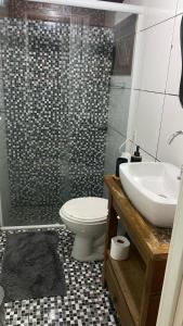 een badkamer met toilet, wastafel en douche bij Suíte Quarto Amplo - Sul da Ilha in Florianópolis