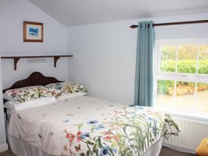 una camera da letto con un letto e una finestra di Ceol Na N'ean a Sneem