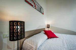 カステッランマーレ・デル・ゴルフォにあるCasa Marteのベッドルーム1室(赤い枕付きのベッド1台付)