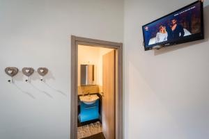 カステッランマーレ・デル・ゴルフォにあるCasa Marteのバスルーム(トイレ付)、壁掛けテレビが備わります。