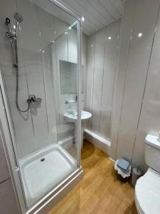 een badkamer met douche, toilet en wastafel bij The Holmlea in Blackpool