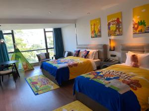 a bedroom with two beds and a living room at 柏高酒店-深圳公明广场地铁站店 in Bao'an +76 photos