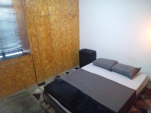 a bedroom with a bed and a window at Apartamento Ibagué centro económico in Vallecito