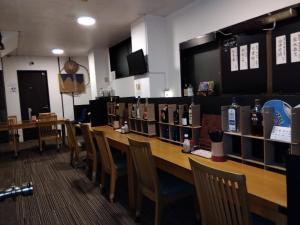 温泉屋ひろすけ旅館的厨房或小厨房