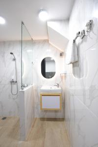 Ένα μπάνιο στο Mezzanine Luxury Smart Room - Sanur