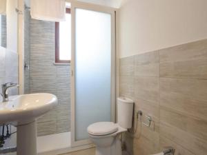 ein Badezimmer mit Toilette und Waschbecken in der Unterkunft Villa in Gaggi near Mount Etna in Gaggi + 32 Fotos