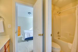 Bilik mandi di 10 Mi to Dtwn Greensboro Family Gem with Yard +27 gambar