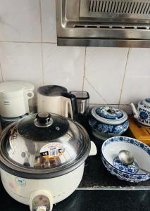 《小风小物逛杭州》作者的书房，散步到西湖的厨房或小厨房