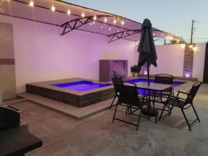 - une piscine dans une pièce avec une table et des chaises dans l'établissement Casa Brianna Vacacional - Alberca Privada, à Puerto Peñasco