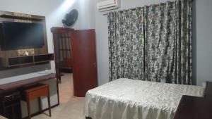 En eller flere senge i et værelse på Costa Azul ótima localização e conforto