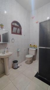 Et badeværelse på Costa Azul ótima localização e conforto + 36 billeder