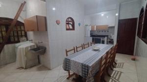 Køkken eller tekøkken på Costa Azul ótima localização e conforto