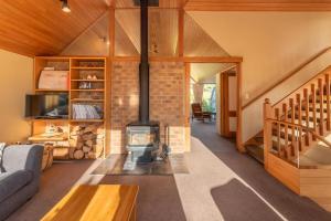 TV a/nebo společenská místnost v ubytování Relax with the Bellbirds in Akaroa