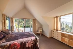 Postel nebo postele na pokoji v ubytování Relax with the Bellbirds in Akaroa