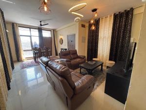 Setusvæði á Terminal Stay - Heavenly Independent Jungle Retreat Flat in Meerut