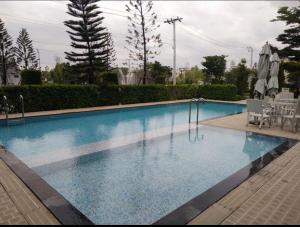 a large blue swimming pool with a table and chairs at Indy2 Bangna km7 By koii in Bang Kew Yai