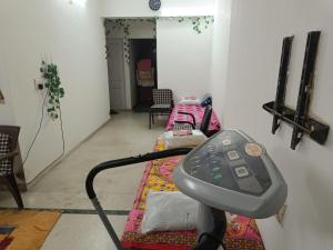 Spordikeskus ja/või sportimisvõimalused majutusasutuses Chintamani Siddhi Chakra Apartment - Only Family Rooms on Monthly Basis