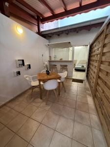 ein Esszimmer mit einem Holztisch und Stühlen in der Unterkunft Studio 104 - Centre ville et plage de Sainte-Anne in Sainte-Anne + 18 Fotos