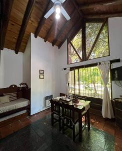 Una sala de estar con una mesa y una gran ventana. en Cabañas Das Dorf, en Costa del Este 45 fotos más