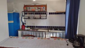 a kitchen with a sink and a counter top at Recem reformado, apartamento na Ferradurinha in Búzios +1 photo