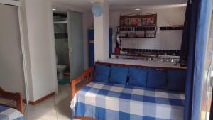 a bedroom with a blue and white bed in a room at Recem reformado, apartamento na Ferradurinha in Búzios