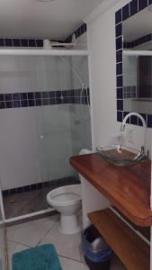 a bathroom with a toilet and a sink at Recem reformado, apartamento na Ferradurinha in Búzios