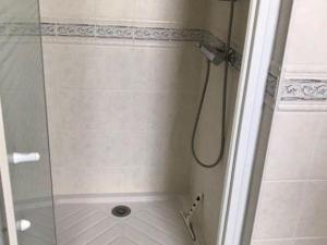 een badkamer met een douche met een glazen deur bij Gîte confortable près du Zoo de Beauval, avec jardin - FR-1-491-428 in Meusnes